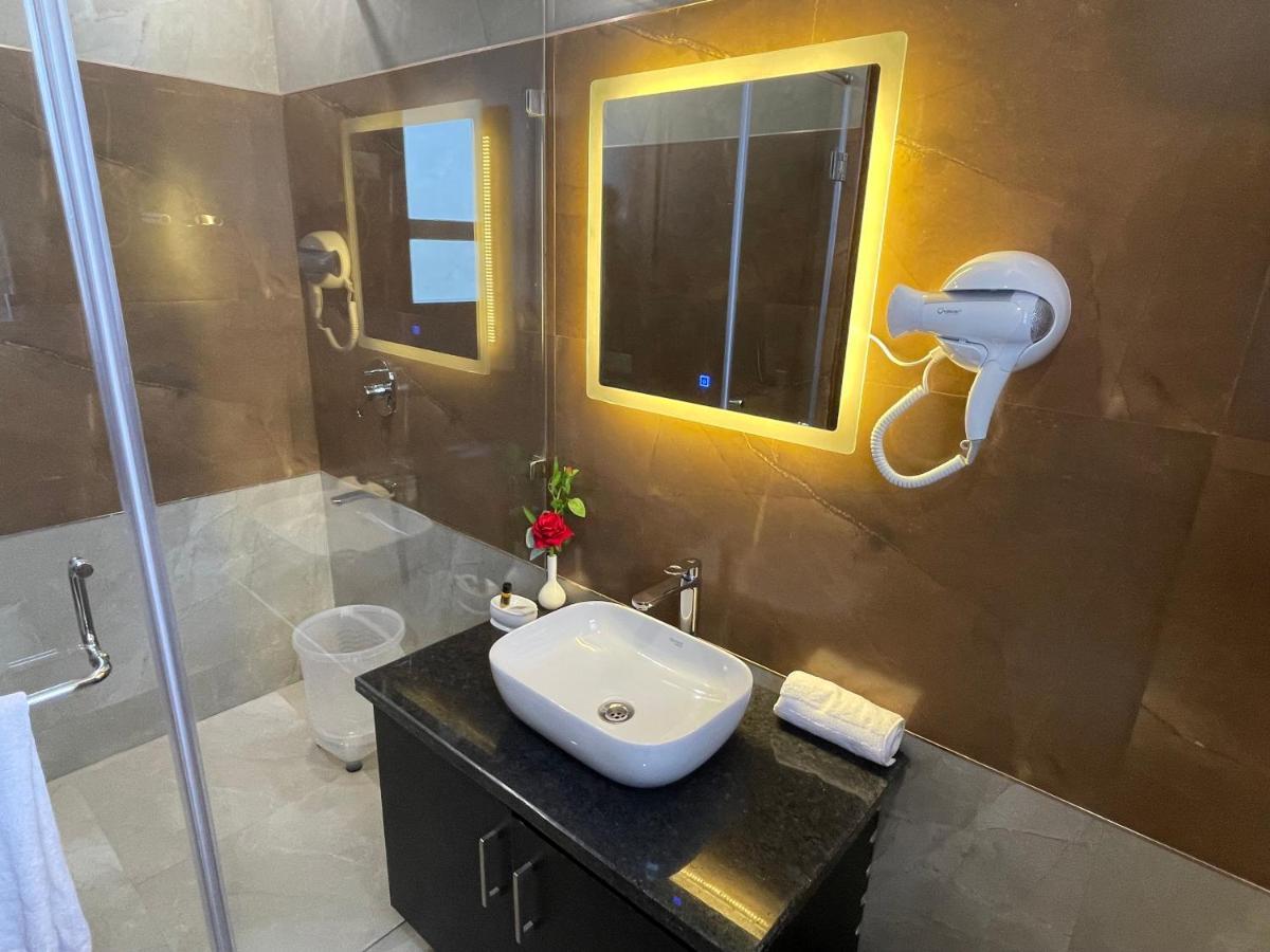 Hotel Malbork Inn Rajouri Garden Delhi - Couple Friendly Local Ids Accepted Нью-Дели Экстерьер фото