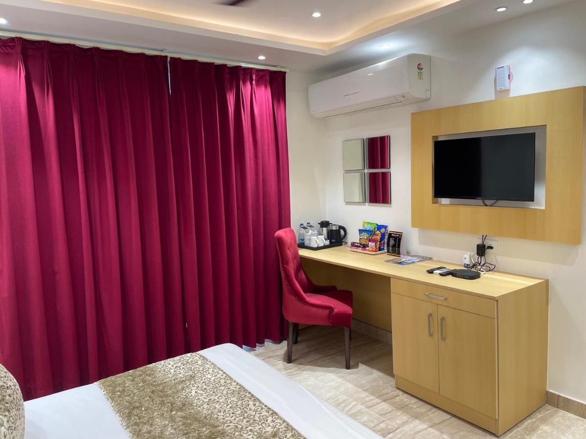 Hotel Malbork Inn Rajouri Garden Delhi - Couple Friendly Local Ids Accepted Нью-Дели Экстерьер фото