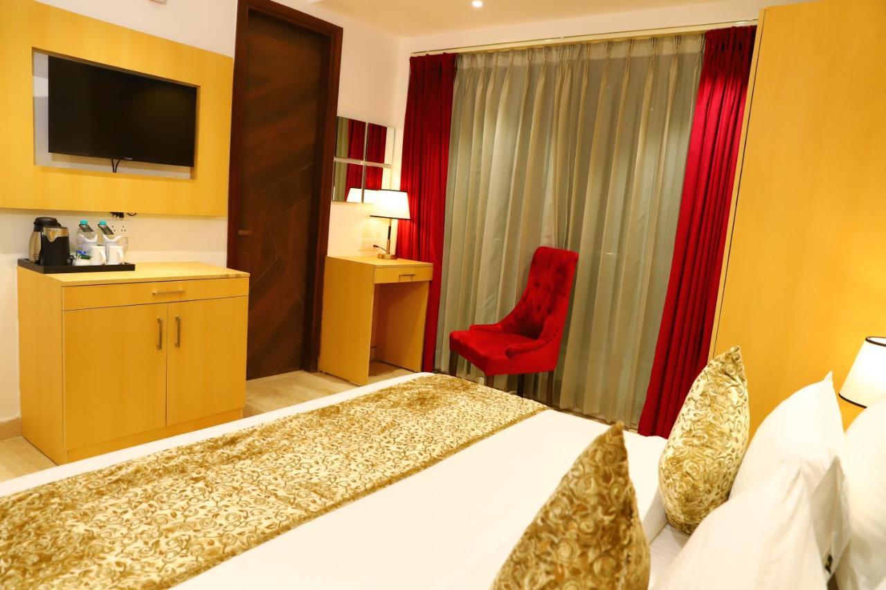 Hotel Malbork Inn Rajouri Garden Delhi - Couple Friendly Local Ids Accepted Нью-Дели Экстерьер фото